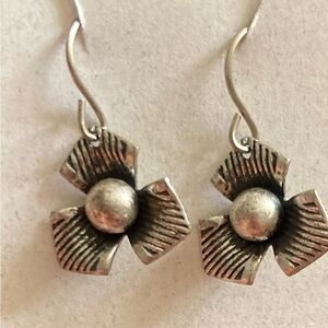 Cute pair of vintage silver flower earrings